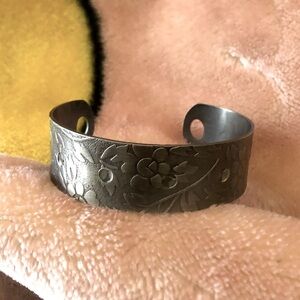 NEW Deadstock Y2K Etched Floral Cuff Gunmetal Bracelet